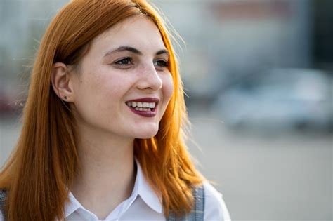 Closeup Retrato De La Cara De Una Adolescente Sonriente Con El Pelo