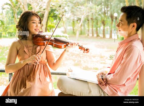 écouter Un Homme Jouer Du Violon Banque De Photographies Et Dimages à