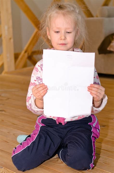 Fille Blonde Assez Petite S asseyant Lisant Une Lettre Photo stock Image du lettre préoccupé