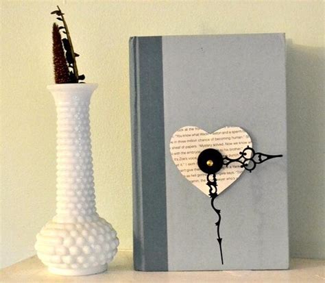 Превърнете старата книга в часовник, рамка за снимки, масичка ...