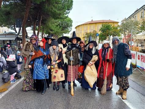 Le Befane Sfidano La Pioggia Gran Festa Per La Borgo Run Di San