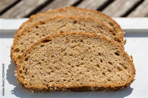 Brot Aufgeschnitten Emmer Urkorn Stock Photo Adobe Stock