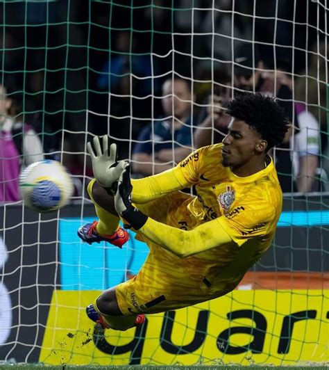 Herói Na Disputa De Pênaltis Hugo Souza Celebra Classificação Do Corinthians Na Copa Do Brasil