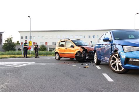 Schade Na Botsing Tussen Automobilisten Op Kruising Olof Palmelaan