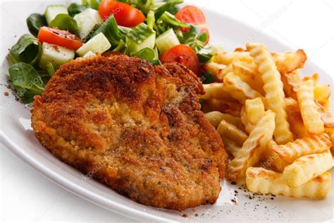 Schnitzel De Cerdo Empanado Con Papas Fritas Onduladas Ensalada Fresca