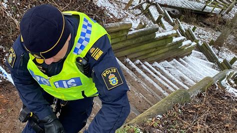 Polisen Startar Mordutredning Efter Fyndet Död Kvinna Hittad I Bäck