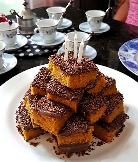 Receita De Bolo De Cenoura Cobertura De Chocolate E Granulado