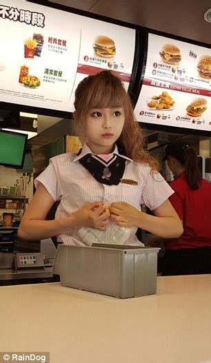 Fans Flock To Mcdonalds In Taiwan To See Goddess Worker Daily Mail