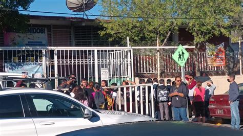 Saltillo Madres Se Manifiestan Y Confrontan A Directora De Escuela