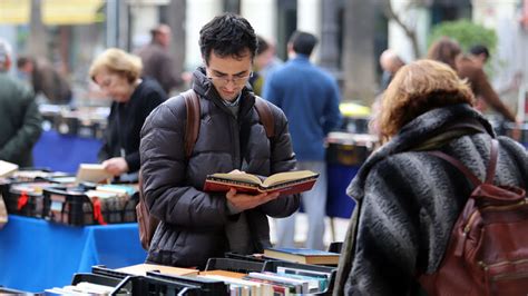 Imágenes del Mercadillo del Libro Solidario organizado por Ayre