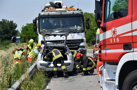 Schiacciato Con L Auto Sotto Un Camion Foto M Argnani