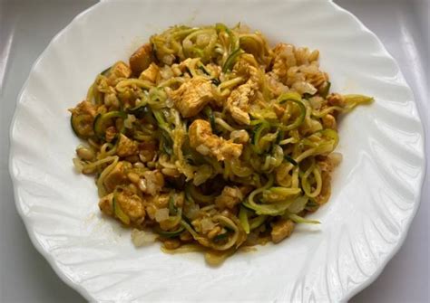 Espaguetis de calabacín con pollo y salsa de soja Receta de Yolanda