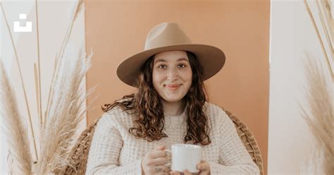 Femme En Pull En Tricot Blanc Tenant Une Tasse En Céramique Blanche