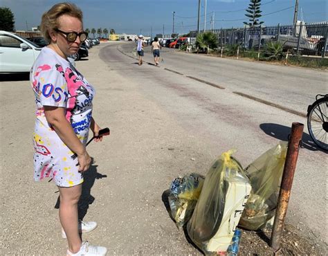 Puglia Continua L Iniziativa Di Raccolta Rifiuti Dei Volontari De La