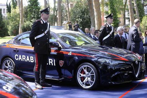 Alfa Romeo Giulia Quadrifoglio Dei Carabinieri Salva Una Vita