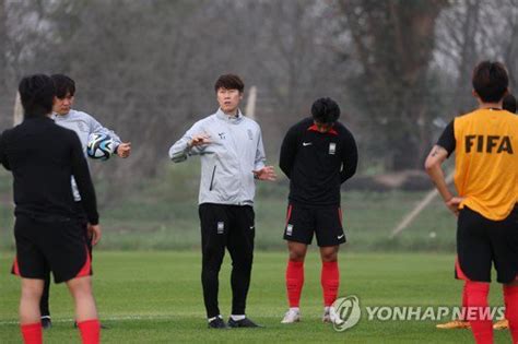 4강전 앞두고 훈련 지시하는 김은중 감독 네이트 스포츠