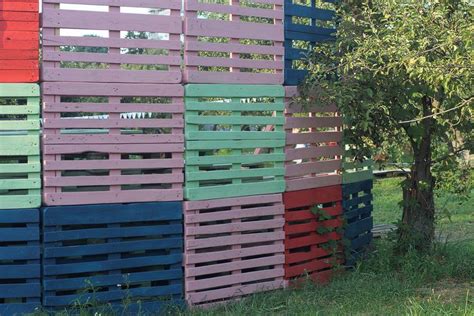 18 Pallet Fence Ideas That Cost Next to Nothing to Build