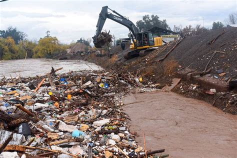 Cierran vertedero ilegal en Pudahuel que bloqueó con basura el río