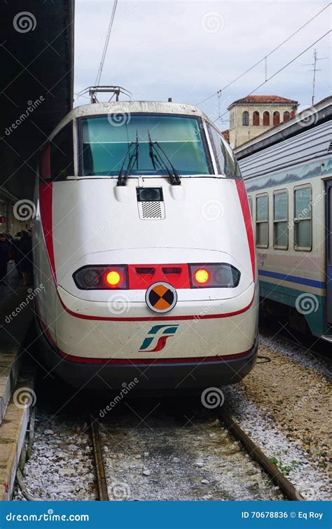 Trens De Alta Velocidade De Trenitalia Italo Frecciarossa E