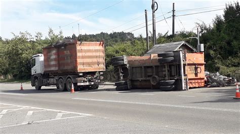 Reportan volcamiento del carro de un camión que transporta residuos