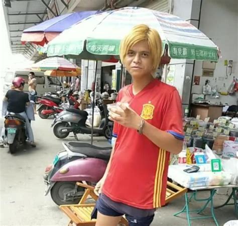 Những hiện tượng MXH hot vì giống sao Cbiz Nhiệt Ba bán xiên que Trương Quốc Vinh lái xe bus