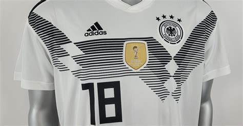 DFB Kapitän Joshua Kimmich unterschreibt sein Trikot