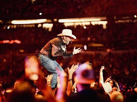 Concert Review Garth Brooks Plays For Real At Atandt Stadium In