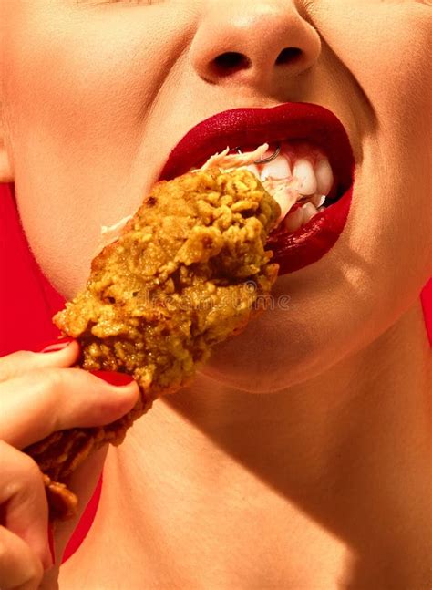 Imagen De Mujer Joven Comiendo Nuggets De Pollo Frito Con Un Fondo Rojo