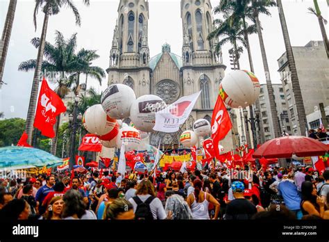 Sao Paulo Sp Manifestantes Exibem Baloes E Bandeiras