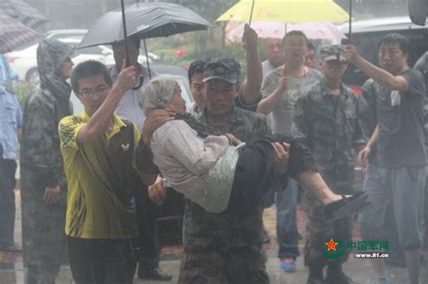 河南多地突降暴雨 铁军紧急驰援 中国军网