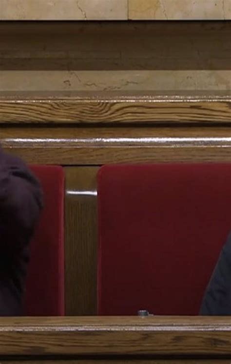 La L Der De Los Comuns En El Parlament Le Dedica Una Peineta A Ignacio