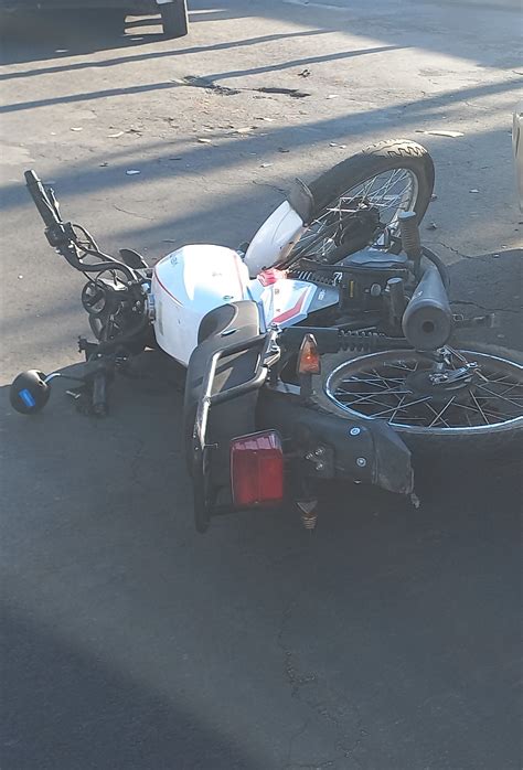 Joven motociclista se impacta con camioneta en la Genaro Vázquez