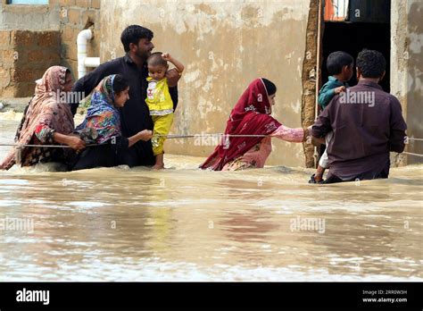 200826 Karachi Pakistan Aug 26 2020 People Wade Through