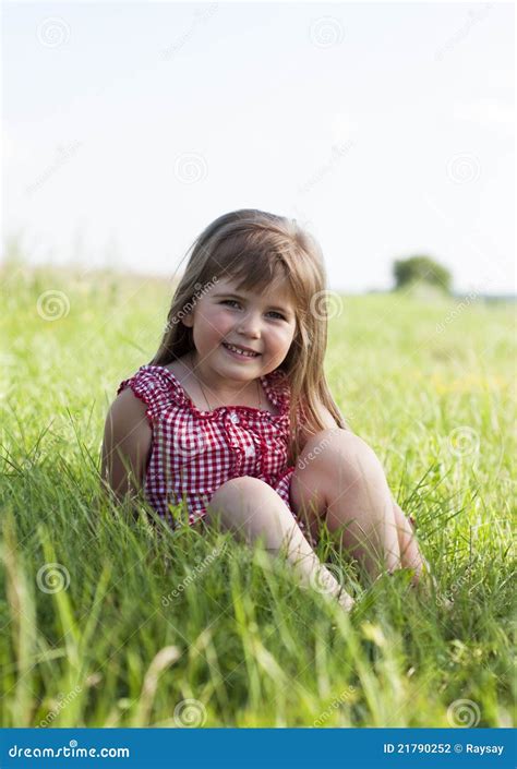 Emplacement De Petite Fille Sur L Herbe Verte Photo Stock Image Du