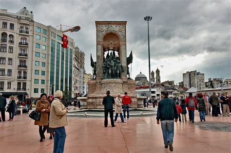 Photo Taksim Square In Istanbul