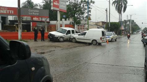 Dos Camionetas Chocaron Frente A La Expo