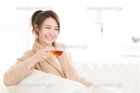 部屋でお茶を飲む女性の写真素材 [148850214] イメージマート