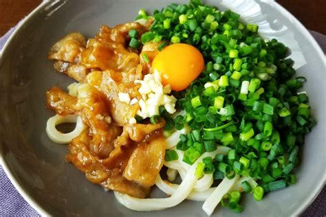 大量のネギがたまらない くまの限界食堂「豚うどん」でパワーチャージ ニコニコニュース