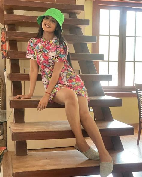 Hot Photos Of Anjali Tatrari Flaunting Her Sexy Legs And Style In