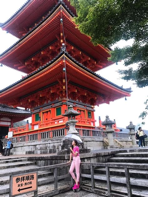 Tin sao Việt Hari Won diện bikini khoe hình thể sexy hết cỡ giữa hồ bơi