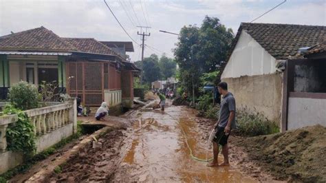 Sebanyak 45 Rumah Di KBB Diterjang Banjir Bandang Satu Hancur Karena