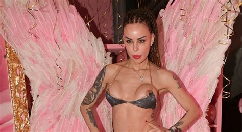 Nina Moric Fuori Di Seno Al Party A Roma In Versione Angelo Del