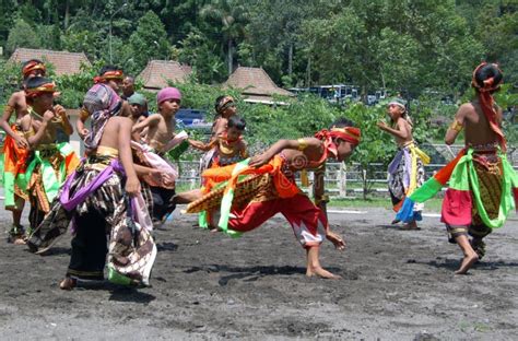 Jathilan Art Performance Indonesia Foto Editorial Imagen De Ritual