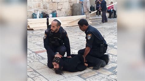 Video Agentes De Seguridad Israelíes Usan La Fuerza Contra Sacerdotes Frente Al Santo Sepulcro Rt