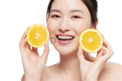 美妆美女拿橙子切片高清图片下载 正版图片501723389 摄图网