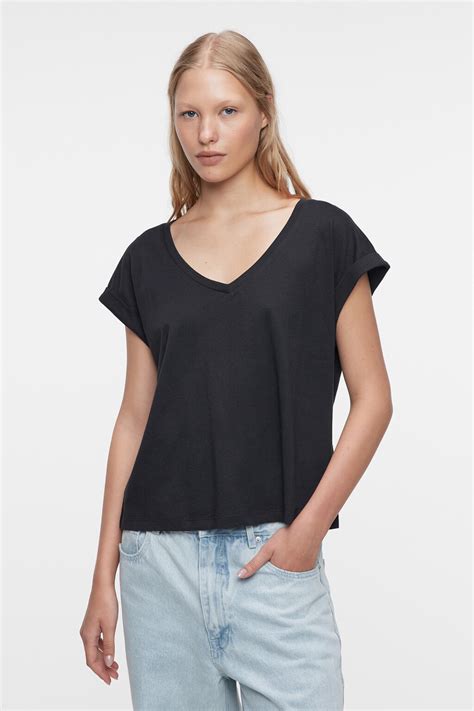 Футболка хлопковая с v-вырезом и подвернутыми рукавами 2221416429, цвет ...