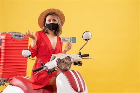 Vue De Face D Une Jeune Femme Confuse Sur Un Cyclomoteur Avec Valise