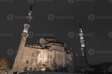 Blue Mosque in Istanbul at night 16674651 Stock Photo at Vecteezy