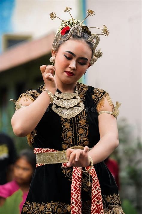 Women Display Graceful Javanese Dance Movements. : Yogyakarta ...