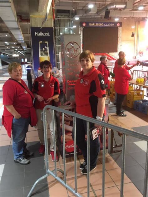 Autogrammstunde für FCK Fans mit Handicap KCM Brands more